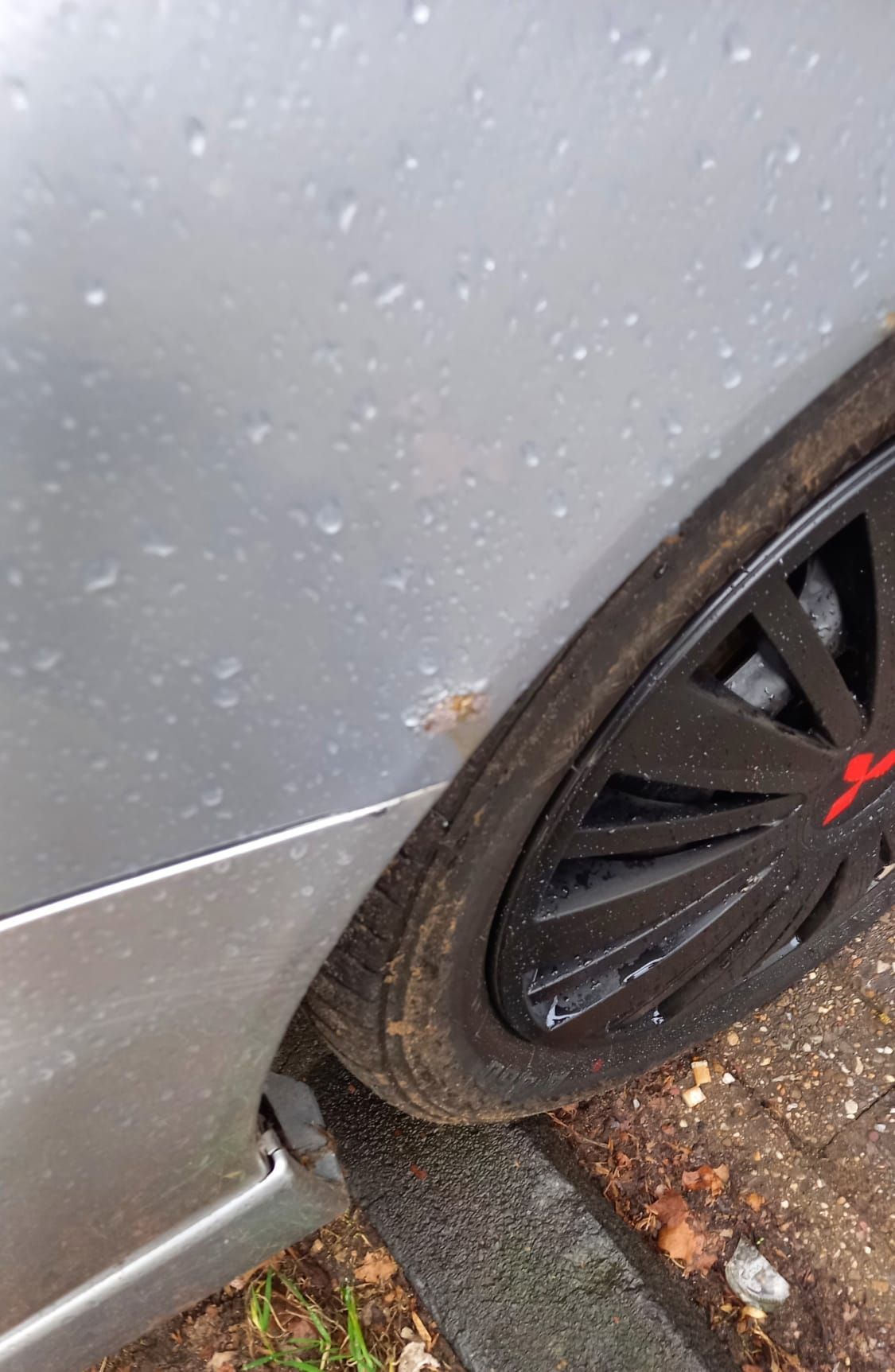 Mitsubishi Lancer-Baujahr 2008-Silber-Stoßstange-Reifen