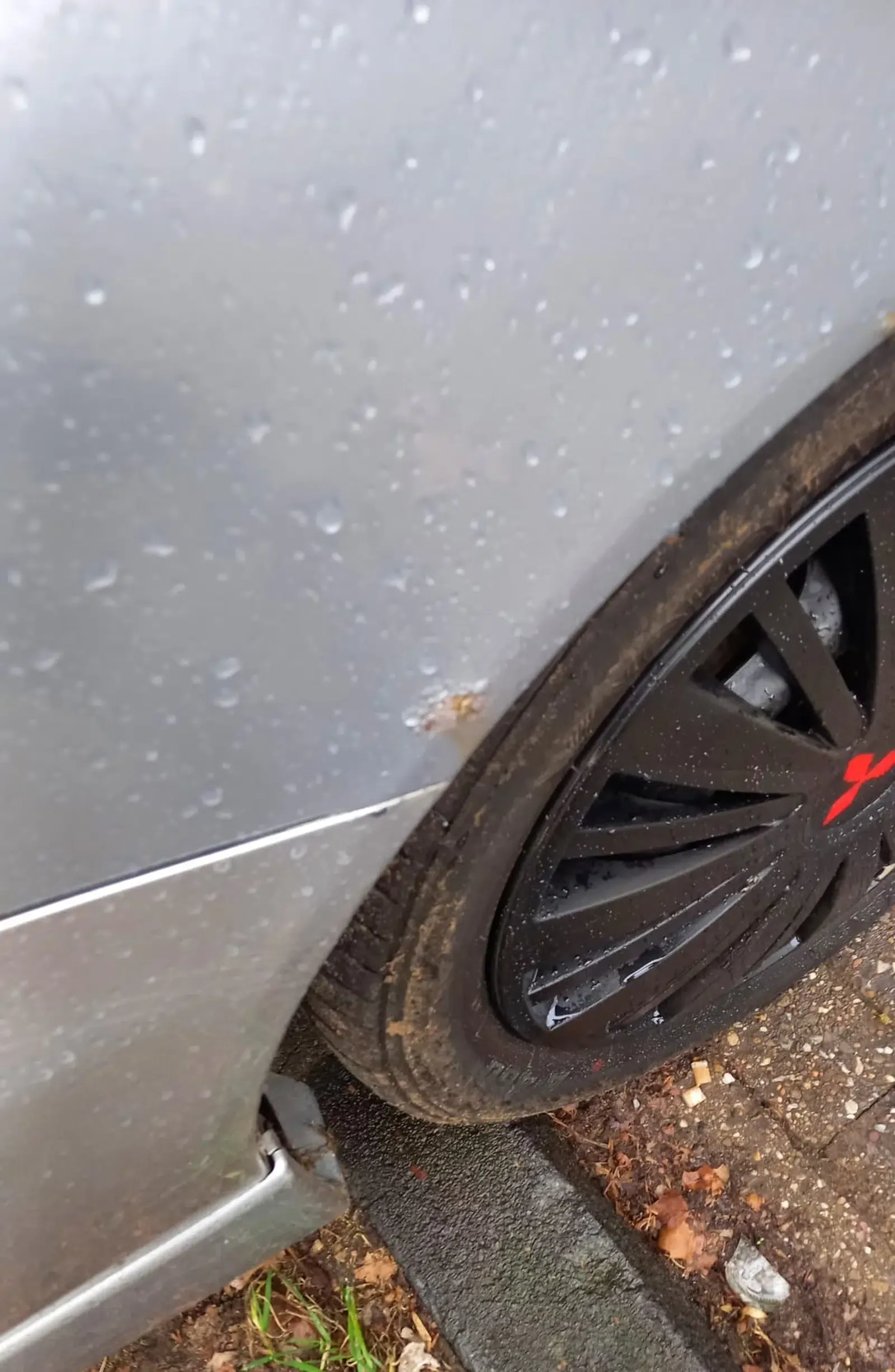 Mitsubishi Lancer-Baujahr 2008-Silber-Stoßstange-Reifen