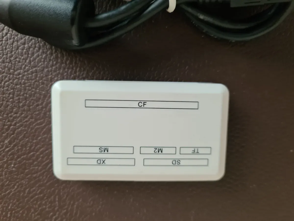 Karten Lesegerät Verschiedene SD Karten Beschreibung und Anschlusskabel Weiß - Schwarz Teil