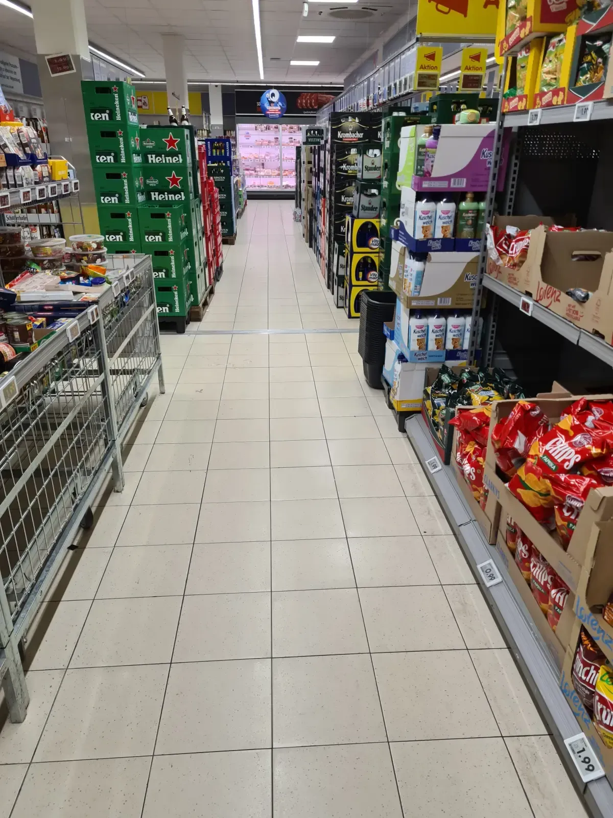 Innenaufnahme eines Netto‑Discounters in Duisburg‑Hamborn, aufgenommen im Verkaufsbereich zwischen den Regalen.