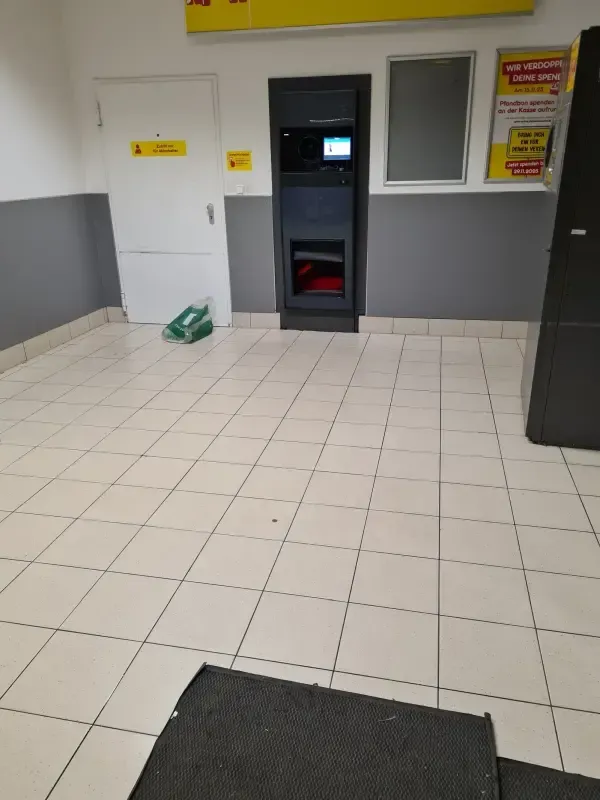 Freier Bereich vor dem Pfandautomaten im Netto-Markt mit Fliesenboden