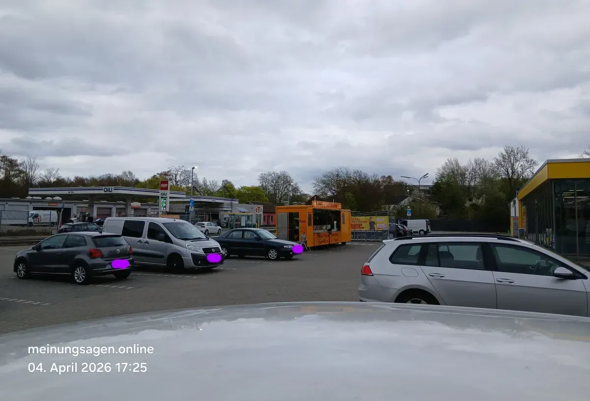 Parkplatz und Außenbereich vom Netto Markt.