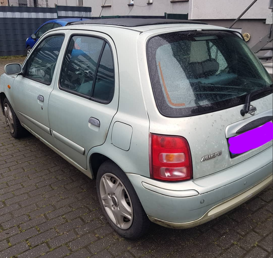 Nissan Micra Baujahr 2001 Türer-Grün-Fahrerseite.Heck