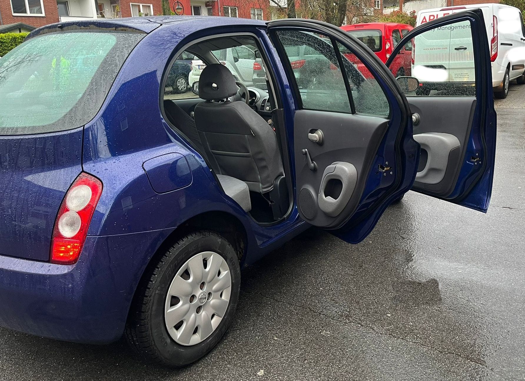 Nissan Micra Baujahr 2007-Blau-Türen Offen
