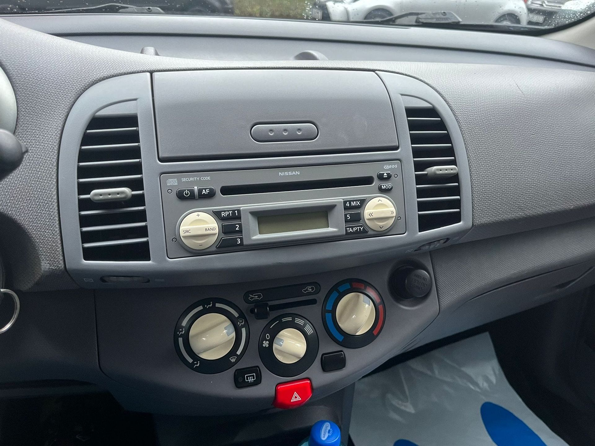 Nissan Micra Baujahr 2007-Knöpfe-aAmaturenbrett