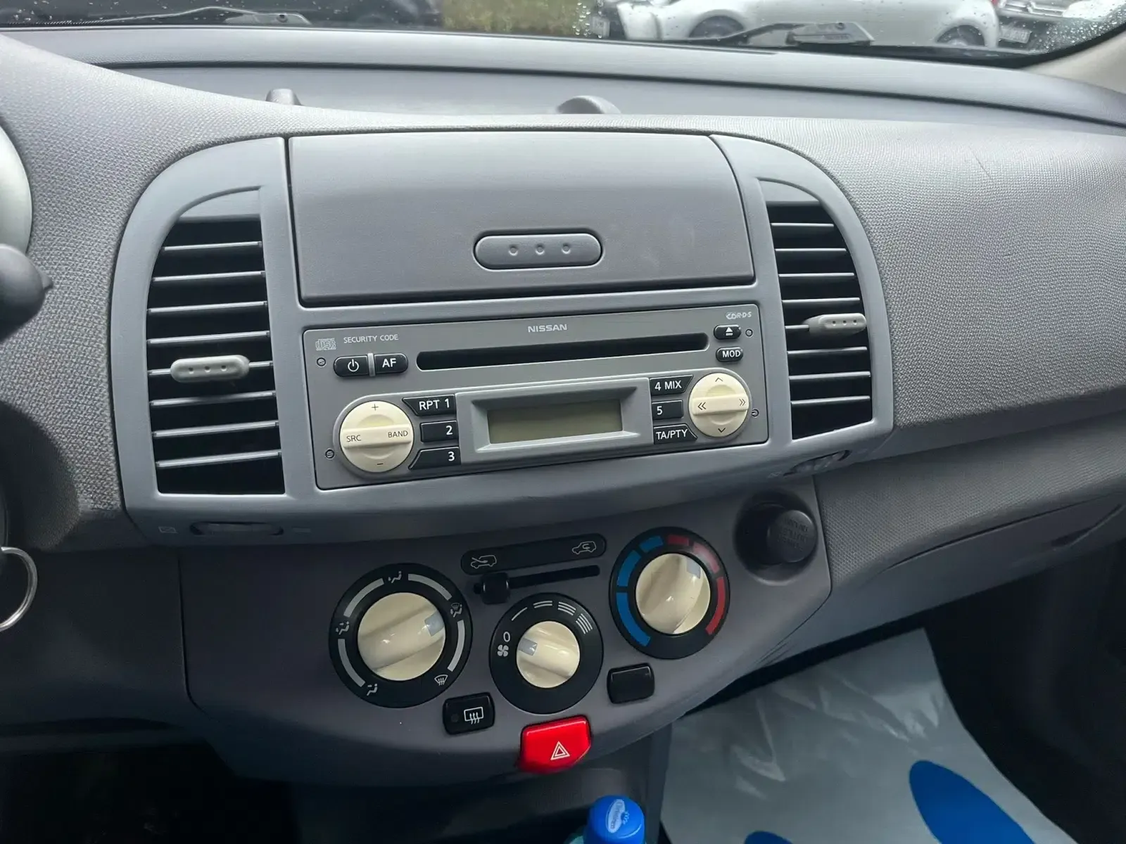 Nissan Micra Baujahr 2007-Knöpfe-aAmaturenbrett