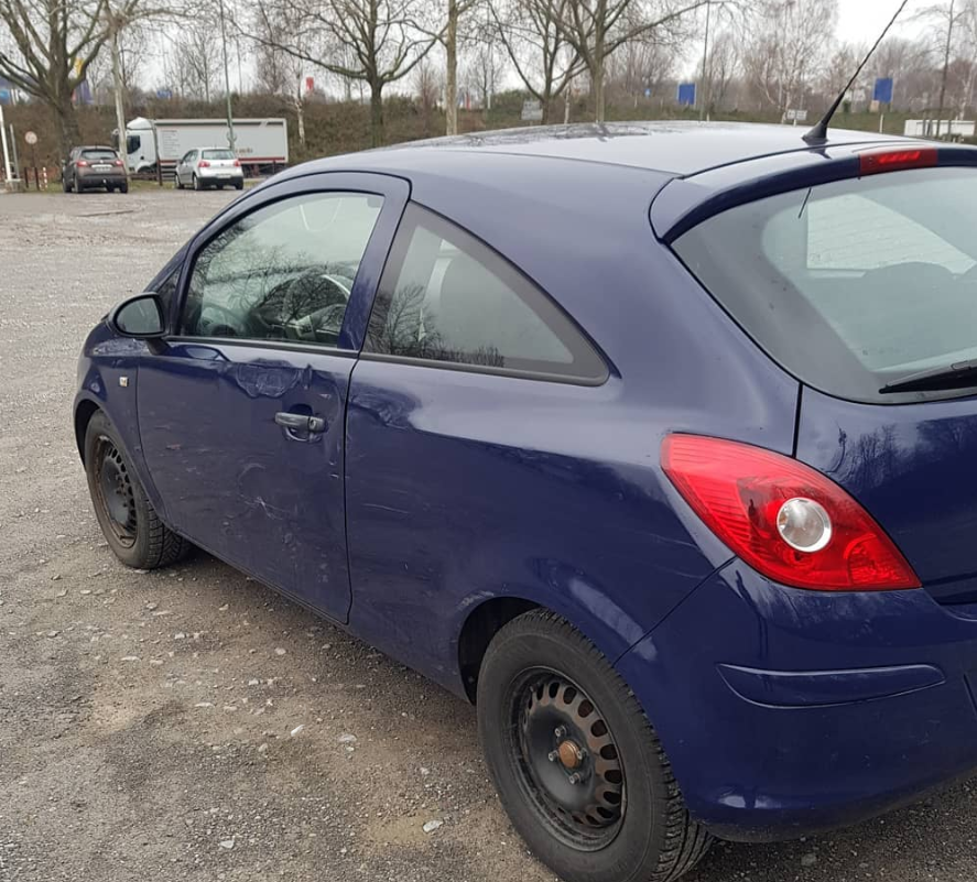 Opel Corsa Baujahr 2009-Blau-Fahrerseite-Heck-Reifen