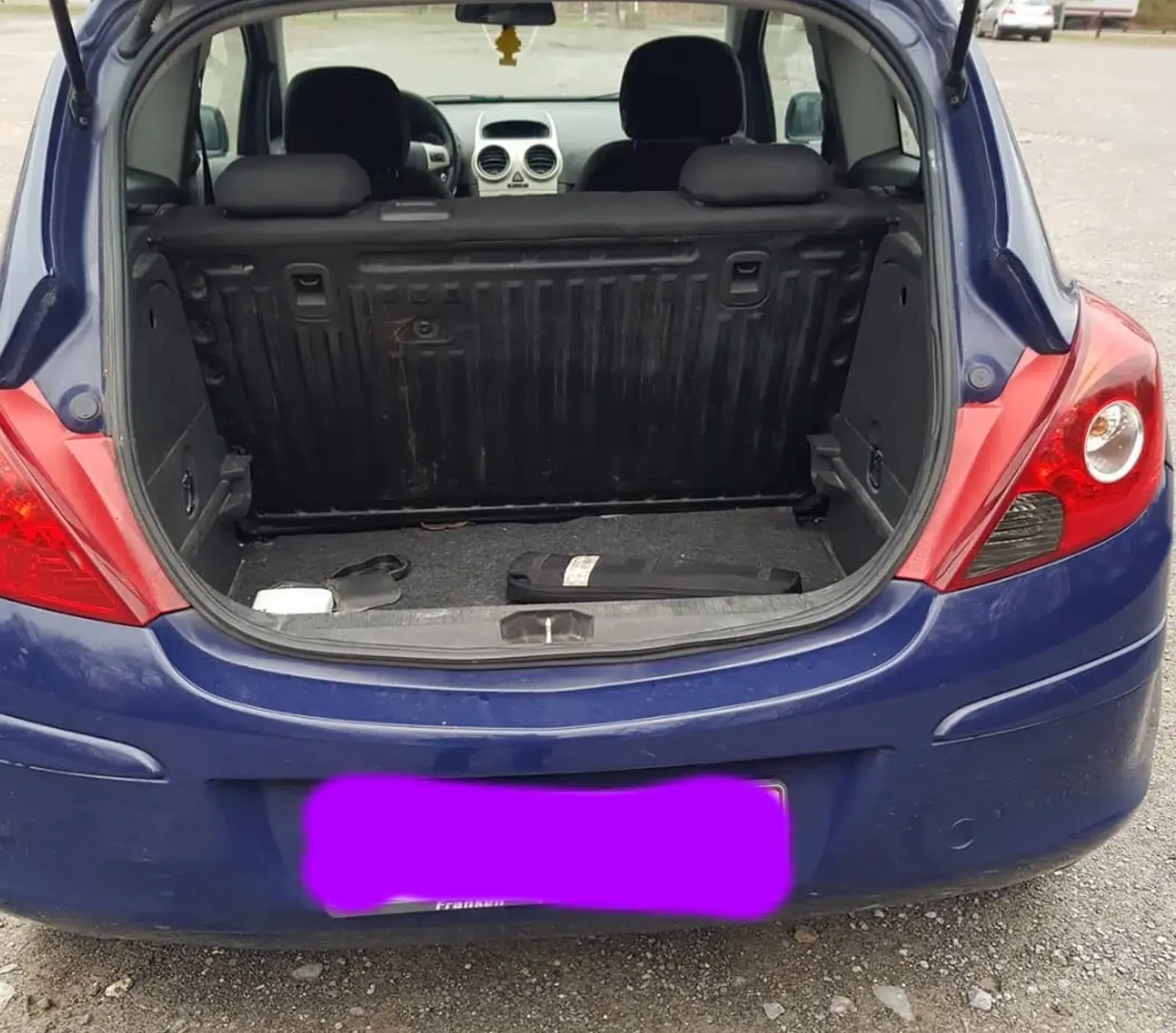 Opel Corsa Baujahr 2009-Blau-Kofferraum Offen