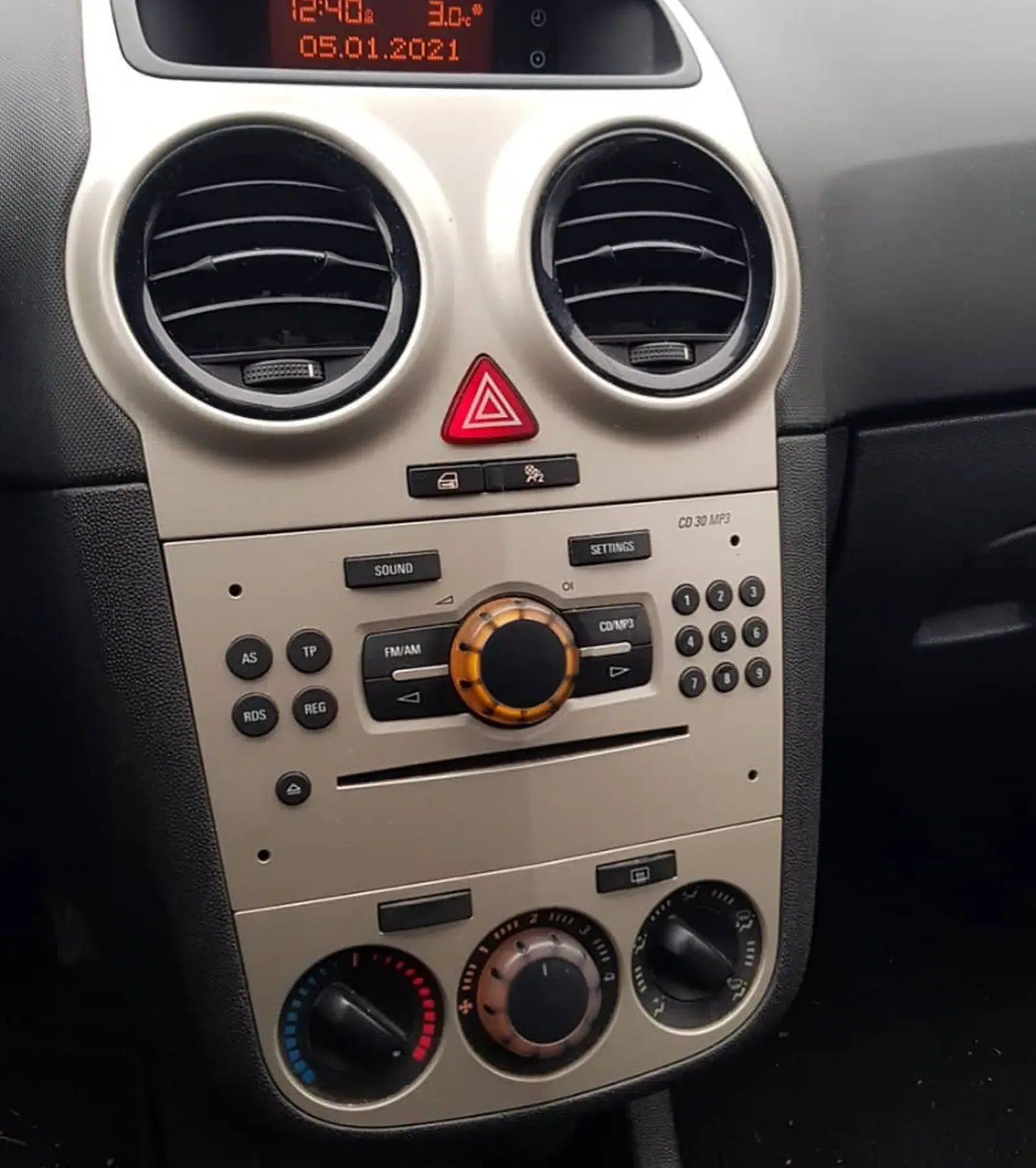 Opel Corsa Baujahr 2009-Innenraum-Lüftung-Knöpfe Klima-Display-Radio