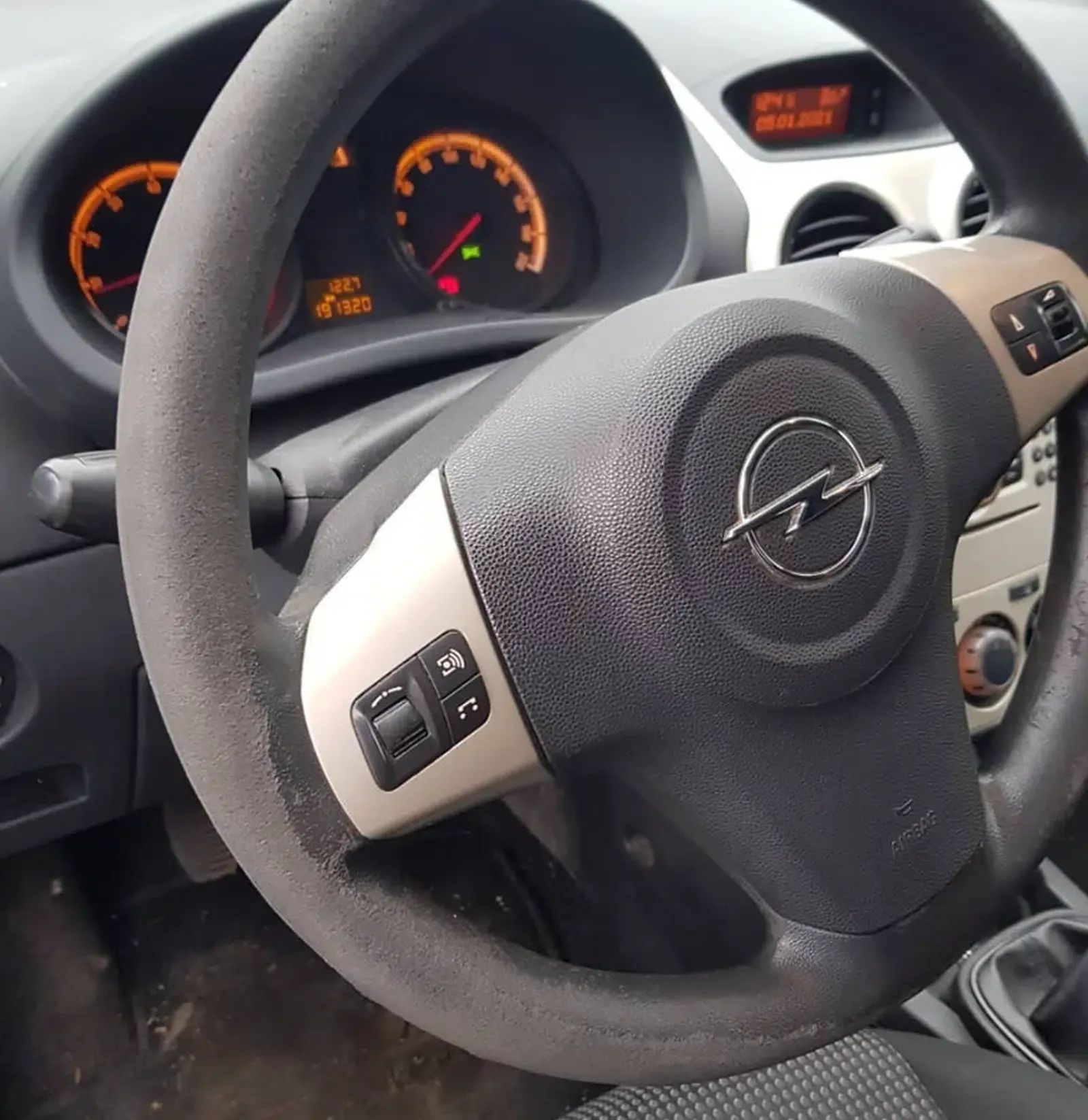 Opel Corsa Baujahr 2009-Lenkrad-Knöpfe-Display