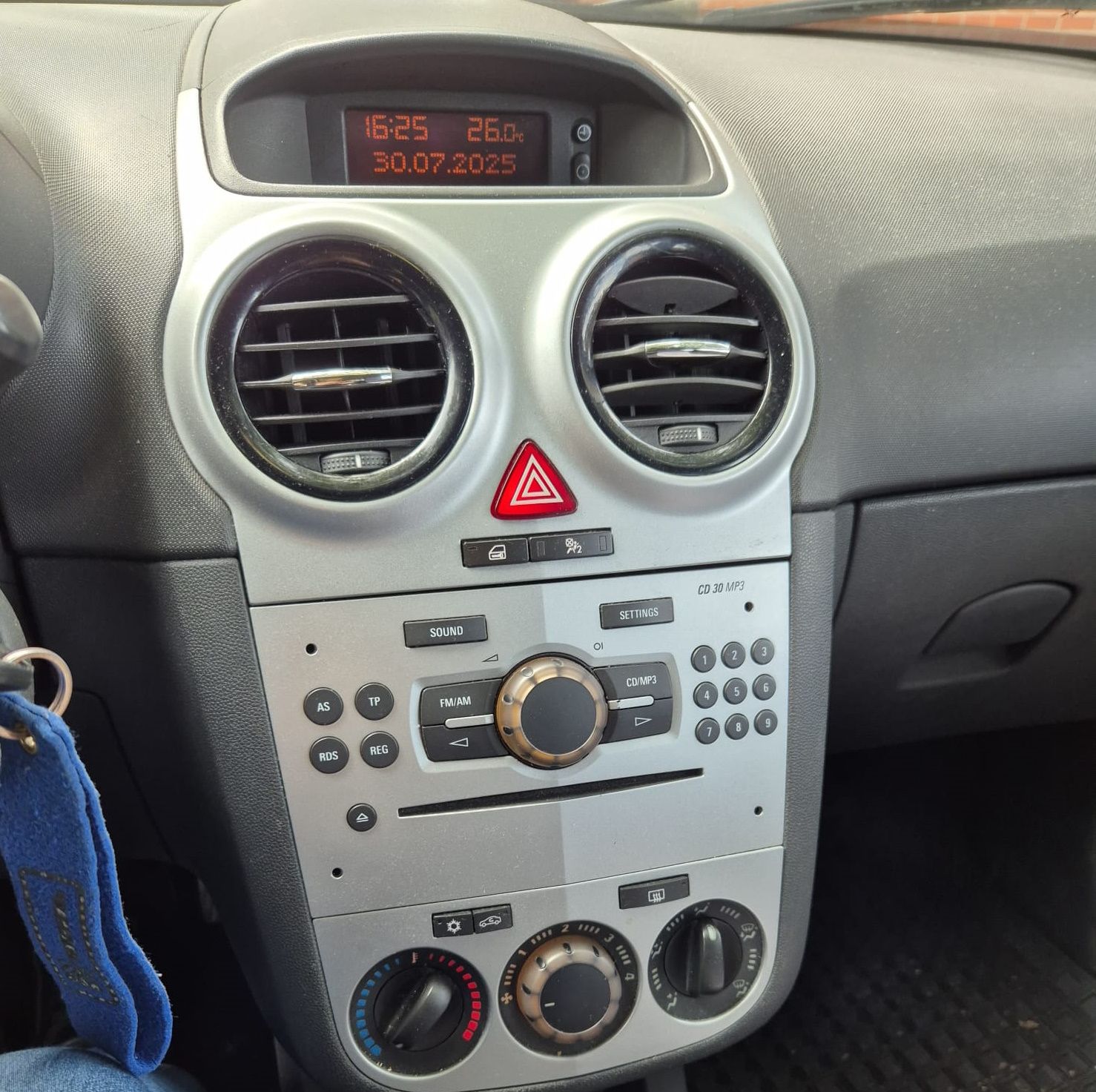 Opel Corsa Baujahr 2011-Radio-Knöpfe-Innen