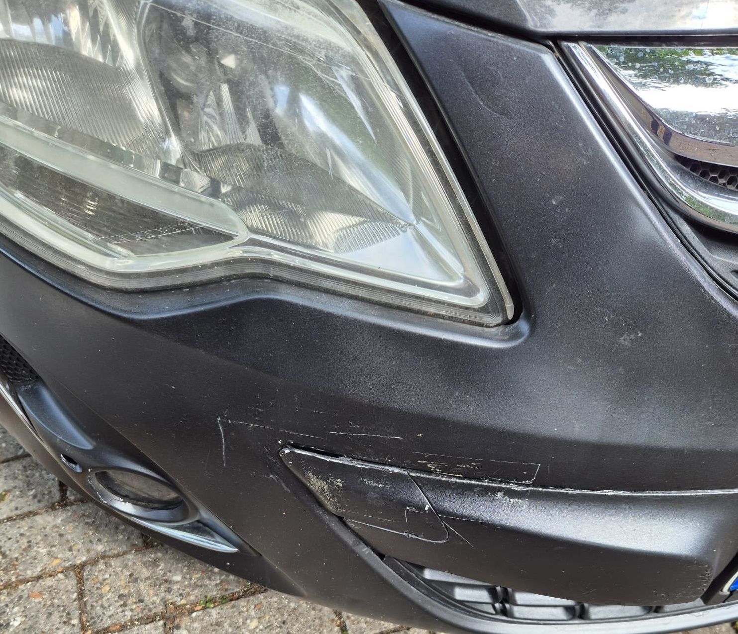 Opel Corsa Baujahr 2011-Scheinwerfer-Delle Front