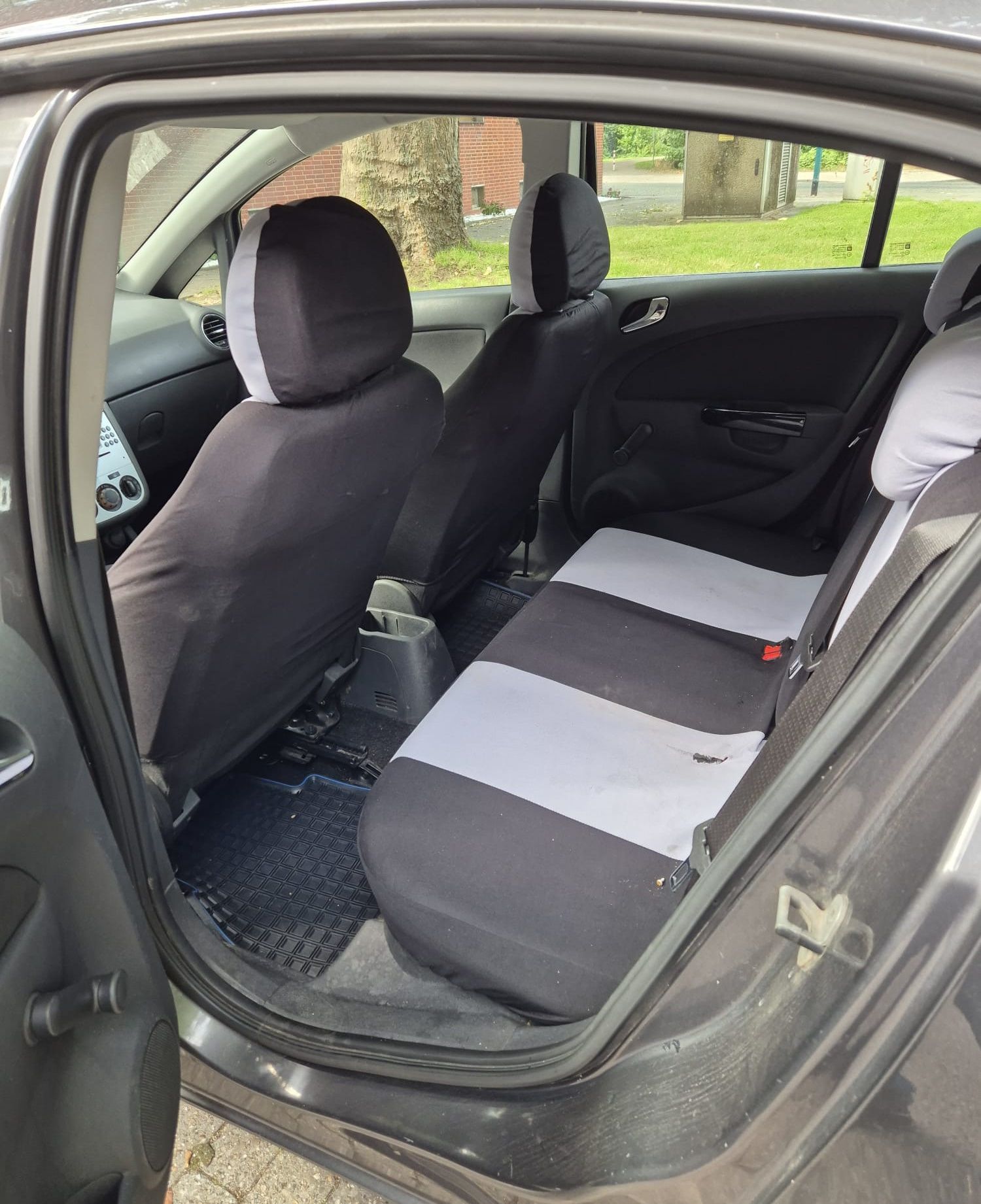 Opel Corsa Baujahr 2011-Sitze-Hinten