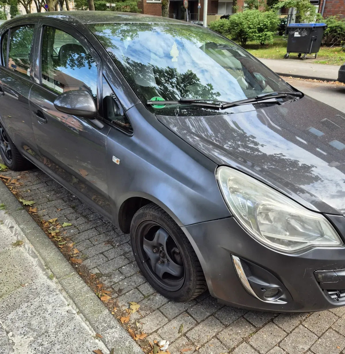 Opel Corsa Baujahr 2011 Grau 5 Türer Beifahrerseite und Teil front 