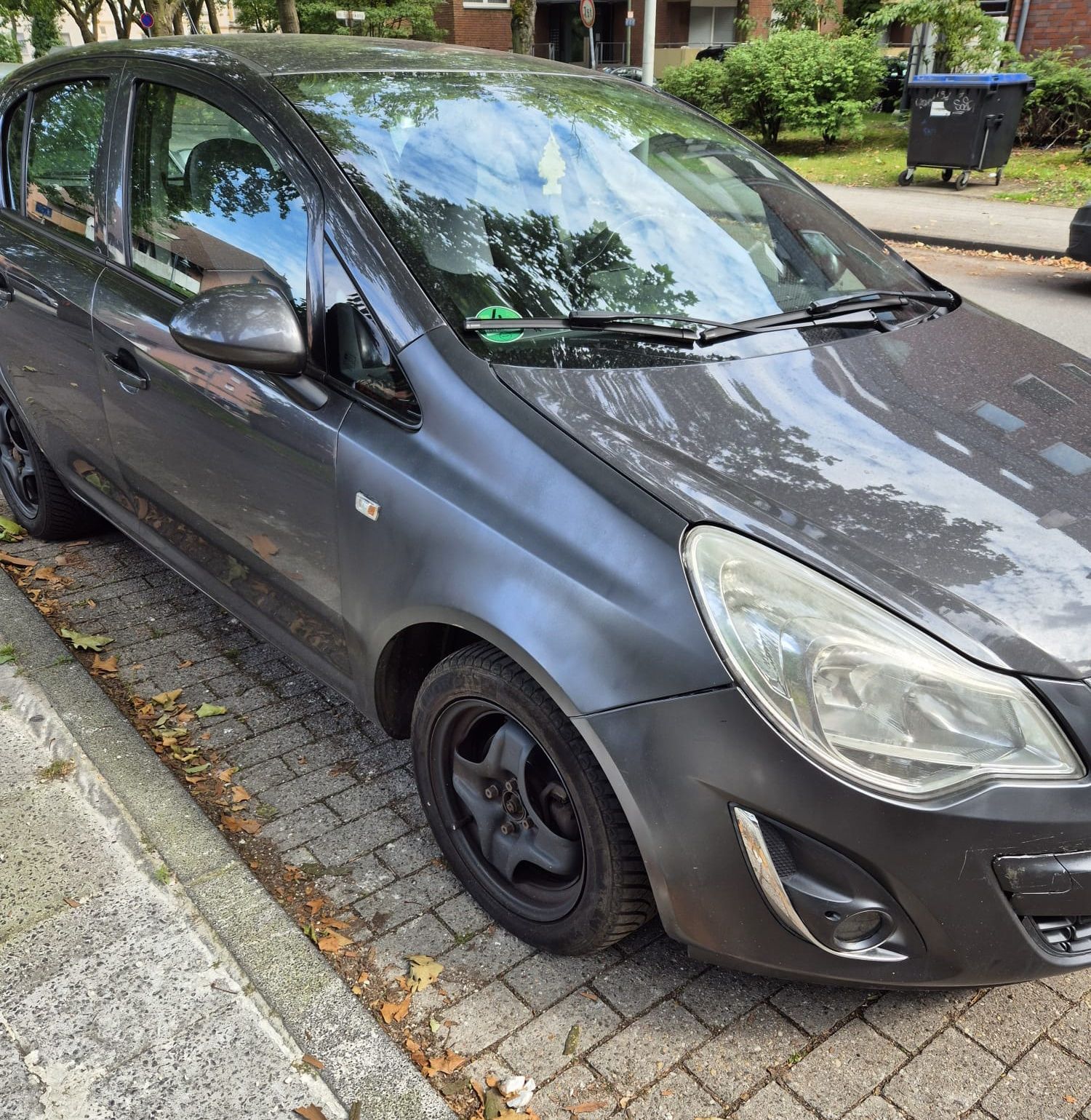 Opel Corsa-Baujahr 2011-Beifahrerseite-Front