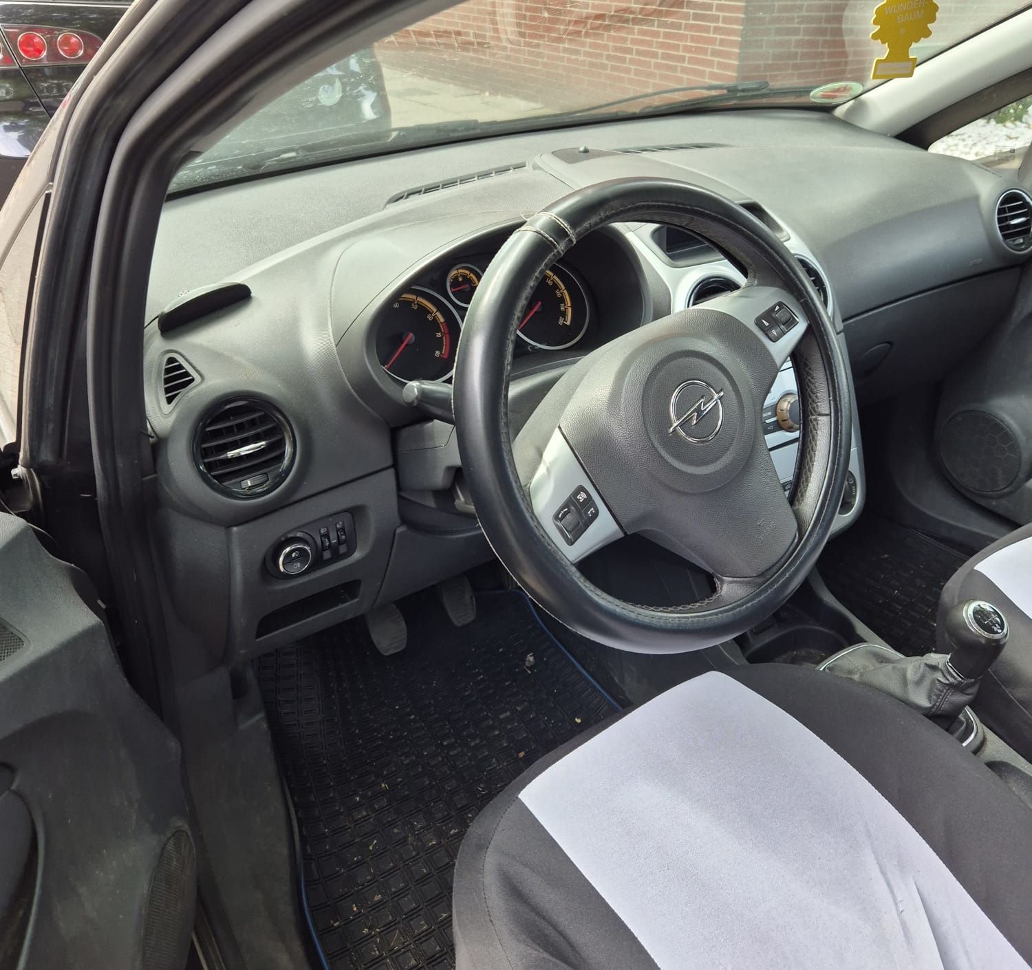Opel Corsa-Baujahr 2011-Fahrersitz-Lenkrad