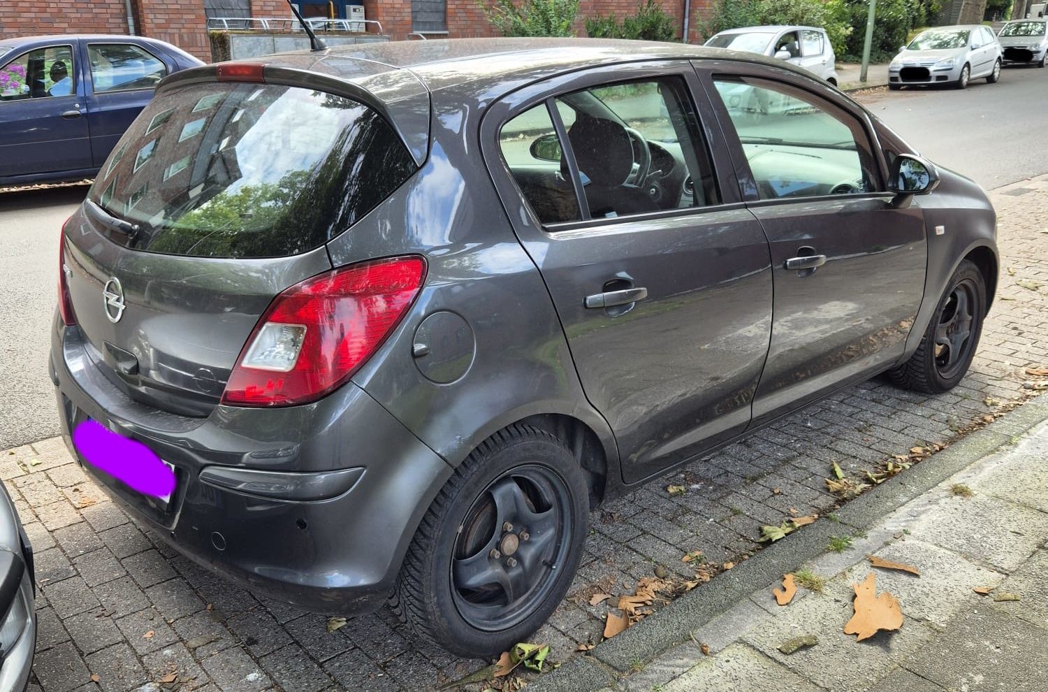 Opel Corsa-Baujahr 2011-Grau-Fahrerseite-Heck-Alufelgen