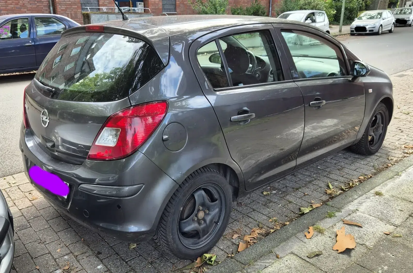 Opel Corsa-Baujahr 2011-Grau-Fahrerseite-Heck-Alufelgen