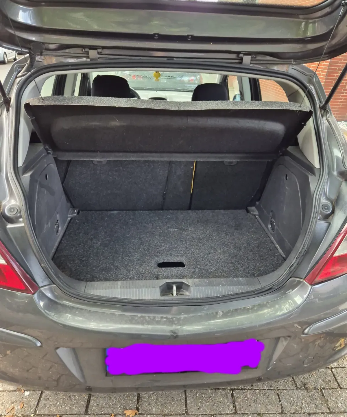 Opel Corsa Baujahr 2011 Grau Heck Kofferraum ist offen