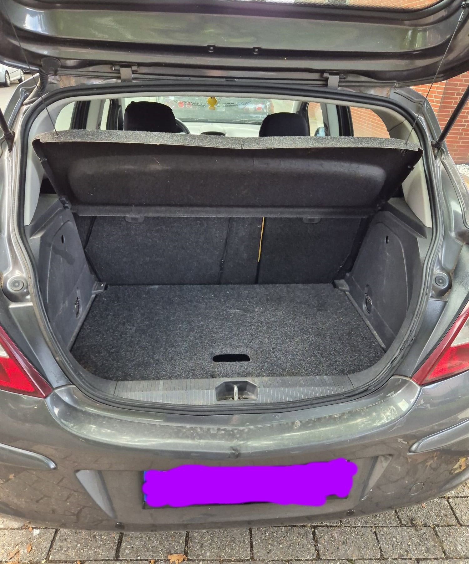 Opel Corsa-Baujahr 2011-Grau-Kofferraum-Offen