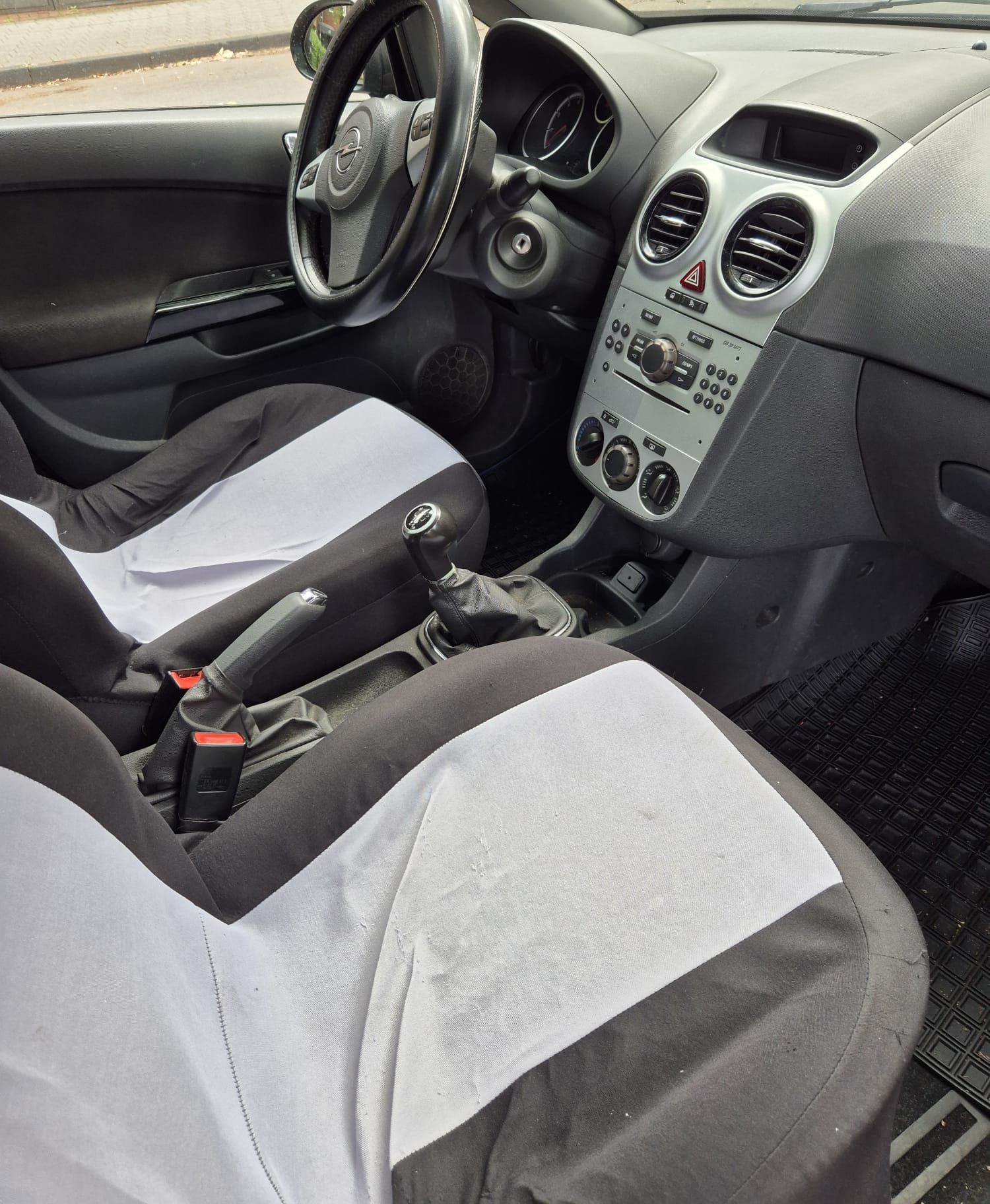 Opel Corsa-Baujahr 2011-Innenraum Sitze