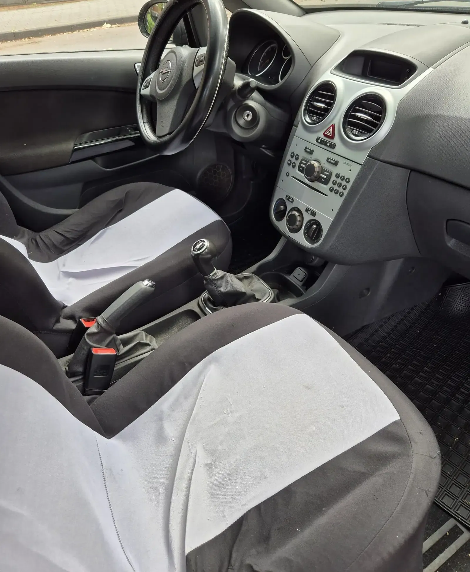 Opel Corsa-Baujahr 2011-Innenraum Sitze