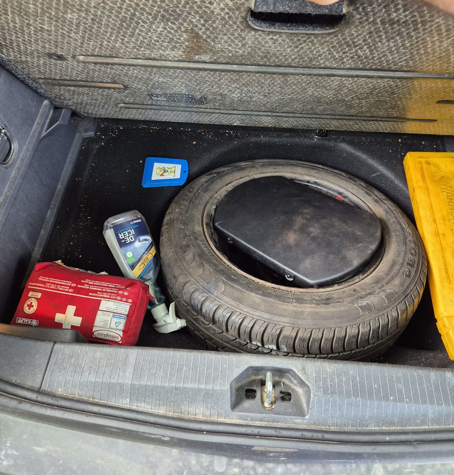 Opel Corsa-Baujahr 2011-Kofferraum-Reserverad