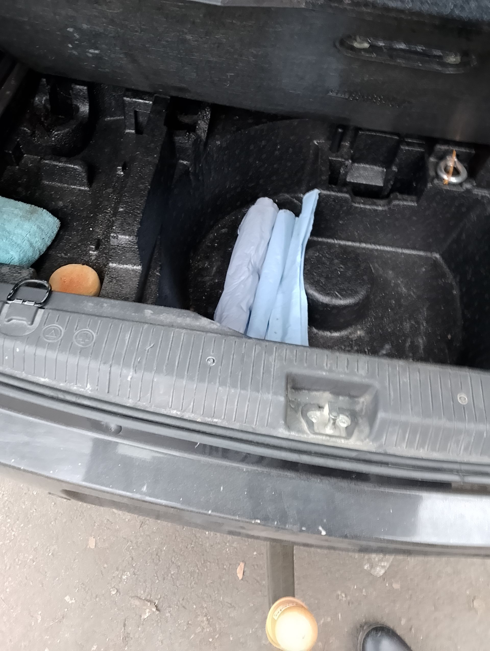 Opel Meriva Baujahr 2007-Schwarz-AHK-Kofferraum-Reserverad