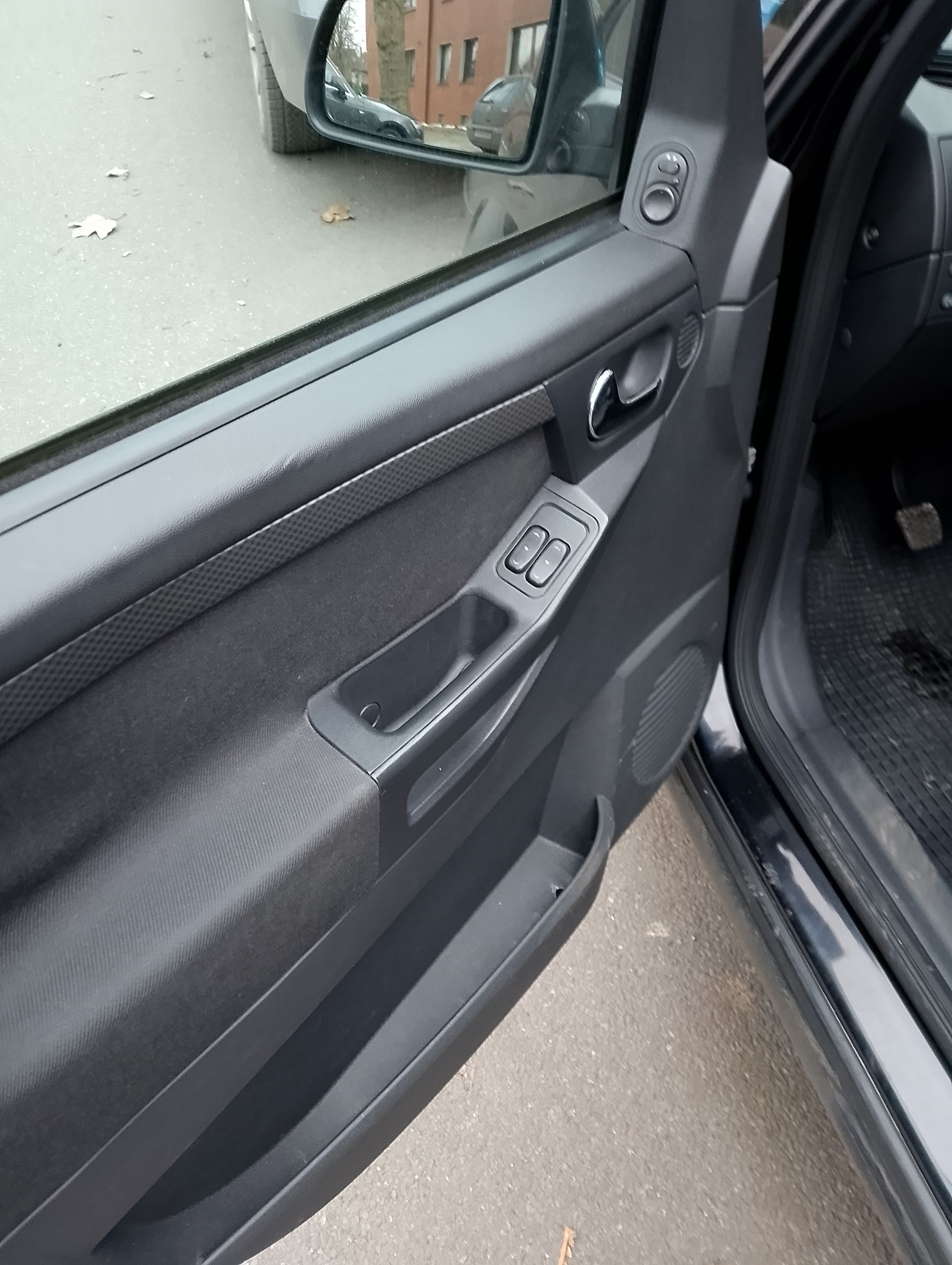 Opel Meriva Baujahr 2007-Schwarz-Fahrertür Offen