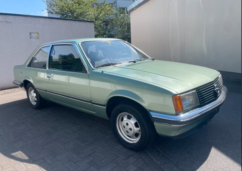Opel Record-E1-Baujahr 1982-Grün Front-Beifahrerseite-Felgen-Front