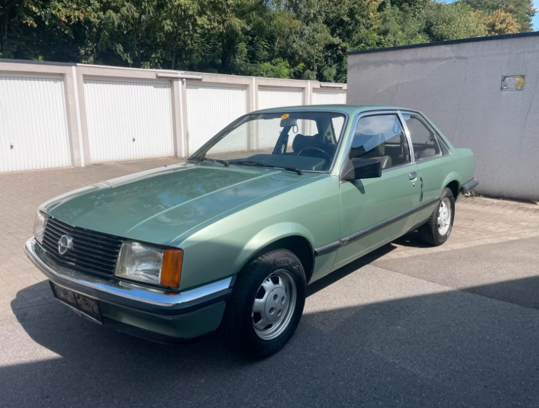 Opel Record-E1-Baujahr 1982-Grün Front-Fahrerseite