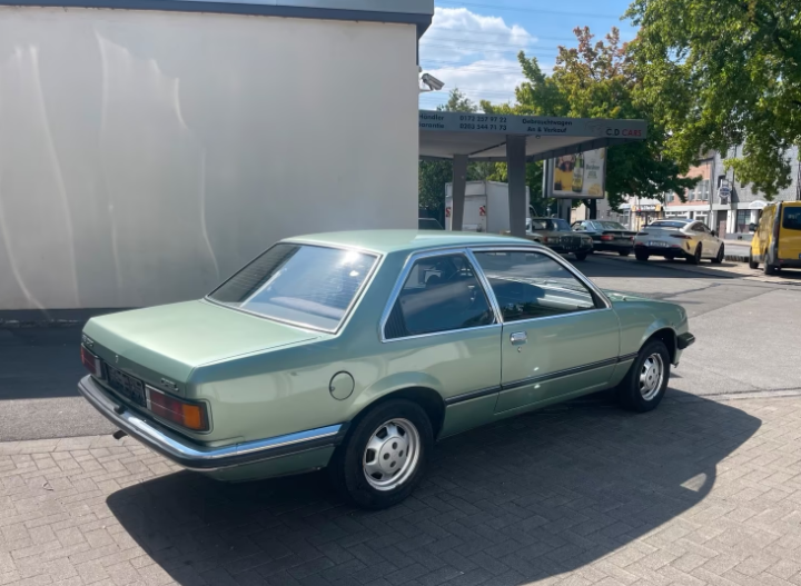Opel Record-E1-Baujahr 1982-Grün-Beifahrerseite-Heck