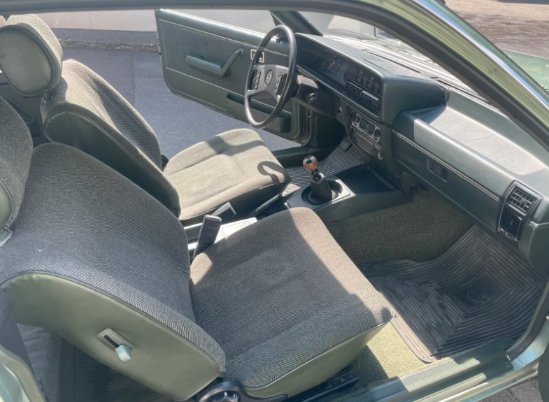 Opel Record-E1-Baujahr 1982-Grün-Frontsitze-Lenkrad-Schalthebel