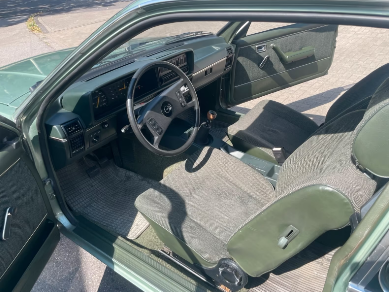 Opel Record-E1-Baujahr 1982-Grün-Frontsitze-Lenkrad-Tacho-Display