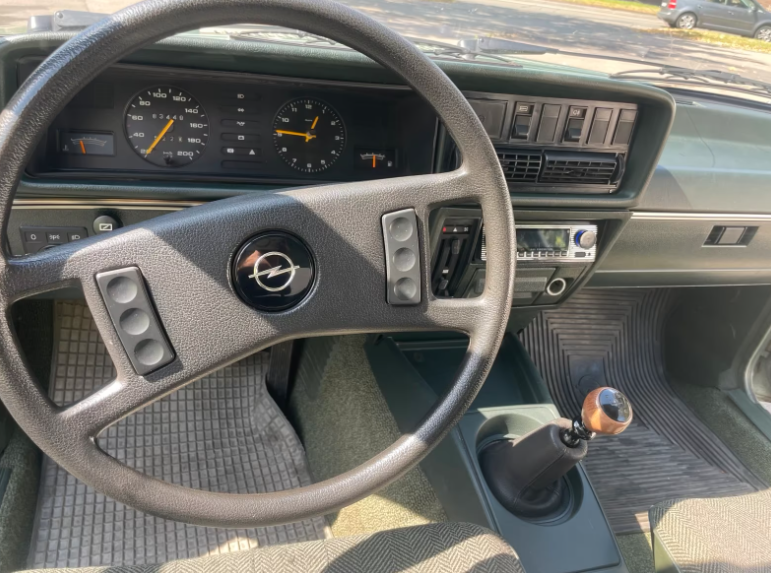 Opel Record-E1-Baujahr 1982-Lenkrad-Schaltung-Tacho-Display