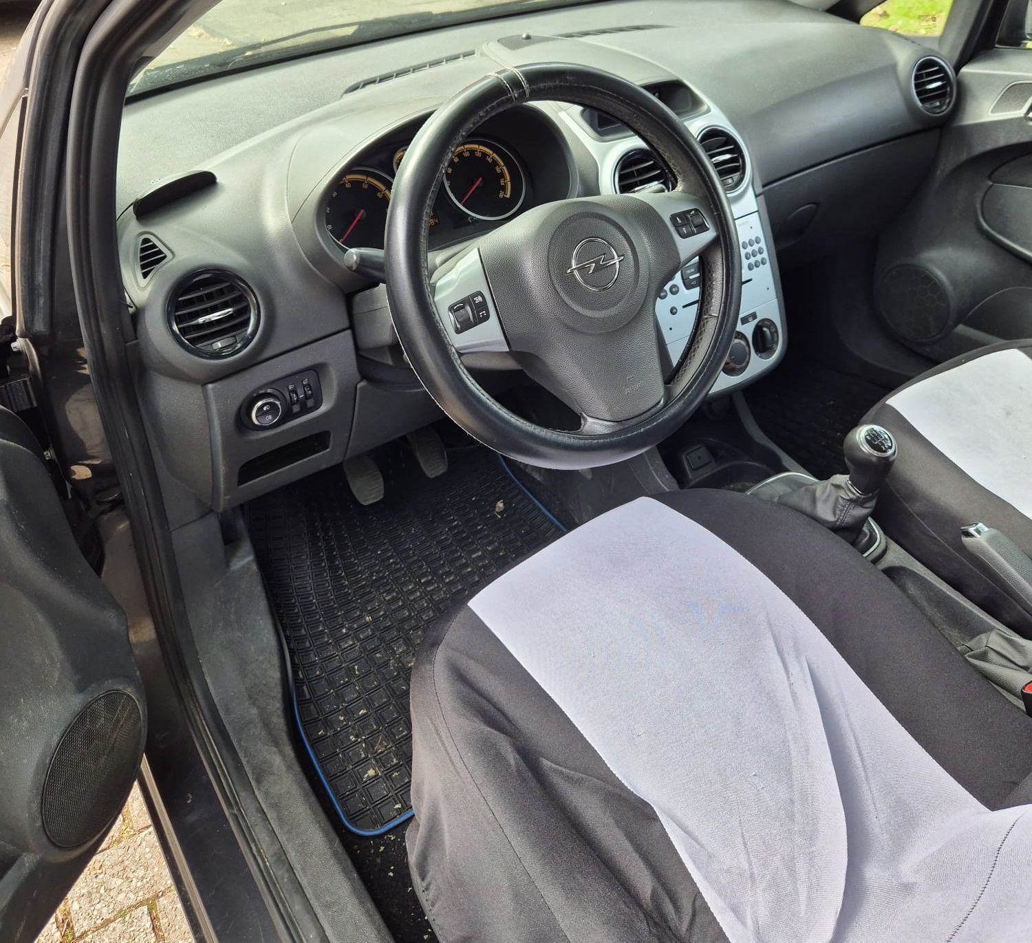 Opel Corsa-Baujahr 2011-Fahrersitz-Lenkrad