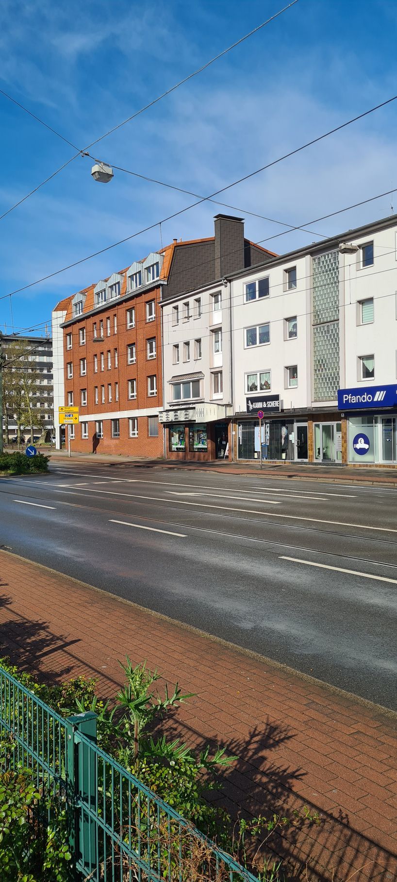  Straße und Gebäude nahe dem Rathaus Walsum in Duisburg bei Abendstimmung.