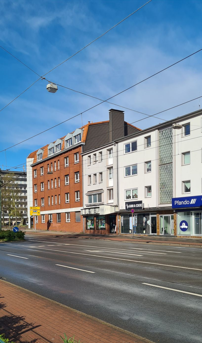 Straße und Gebäude nahe dem Rathaus Walsum in Duisburg bei Abendstimmung.