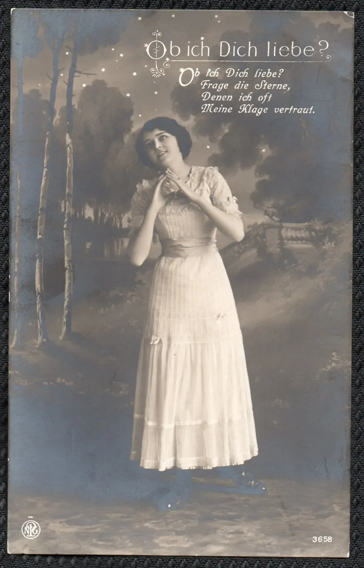 Frau singt, Text ‚Ob ich dich liebe‘, ca. 1900–1920.
