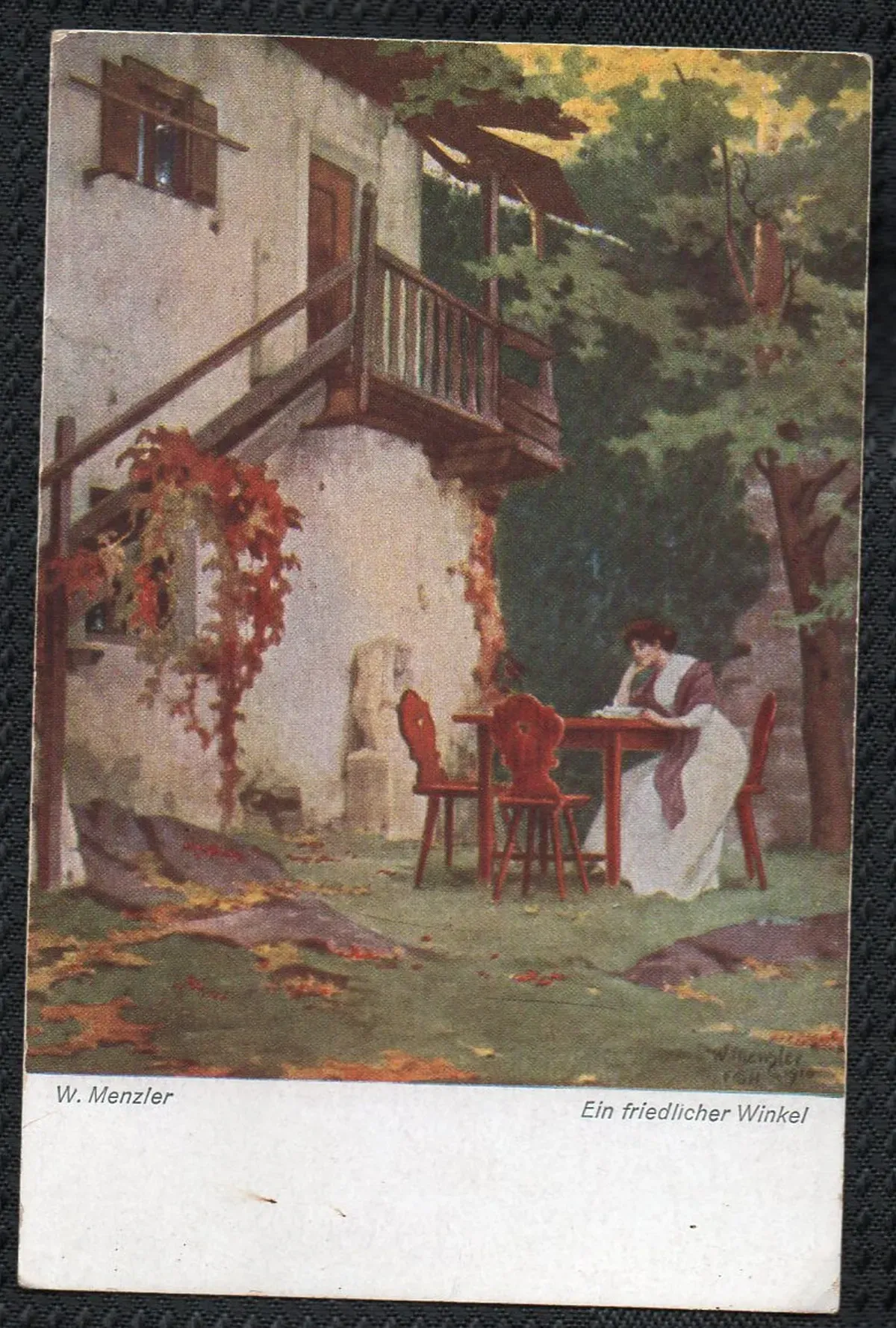Postkarte 1900  Frau sitzt draußen vor einem Haus am Tisch.