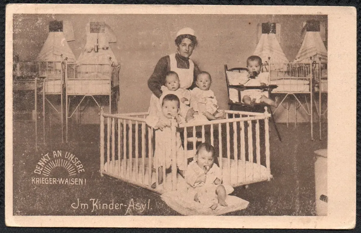 Postkarte Denkt an unsere Krieger-Waisen - Krankenschwester mit Kindern