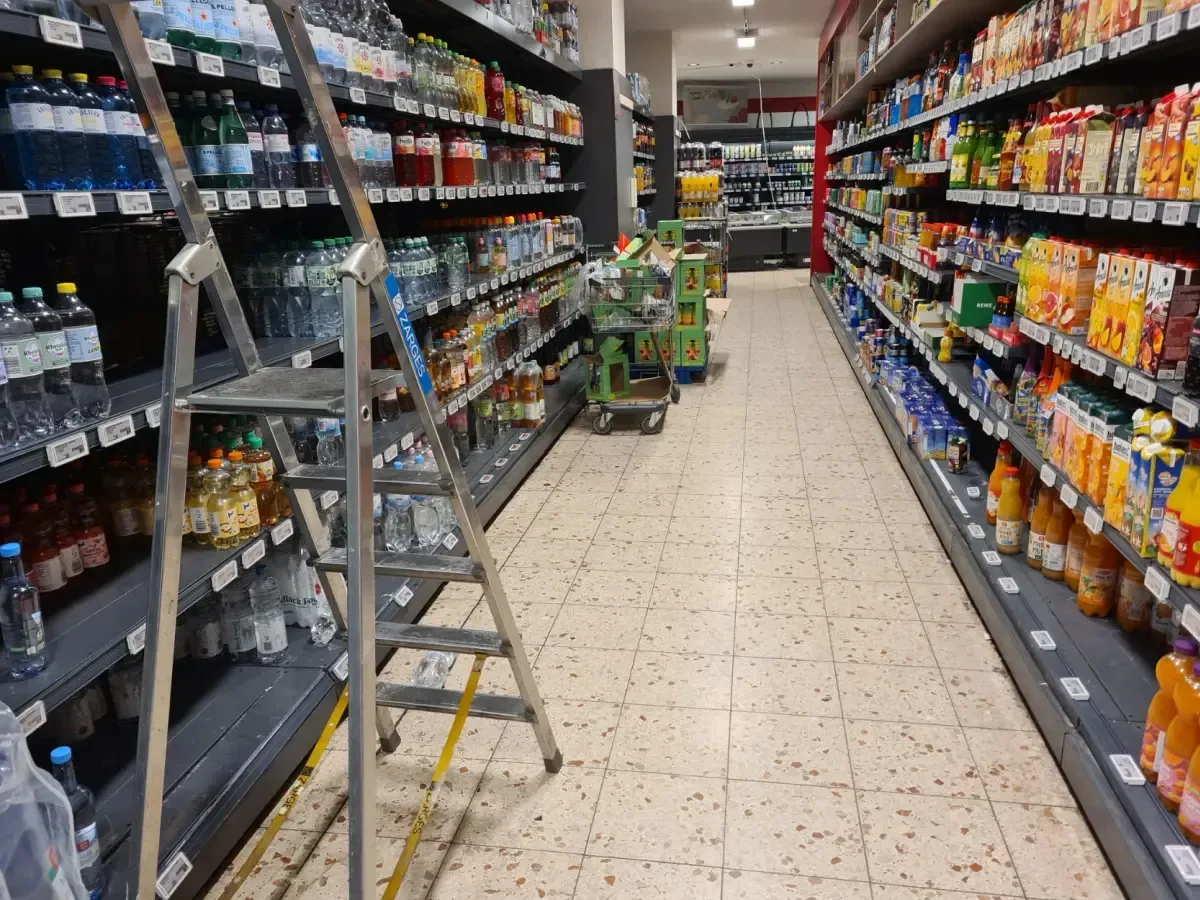 REWE Duisburg Hamborn Leiter steht mitten im Gang