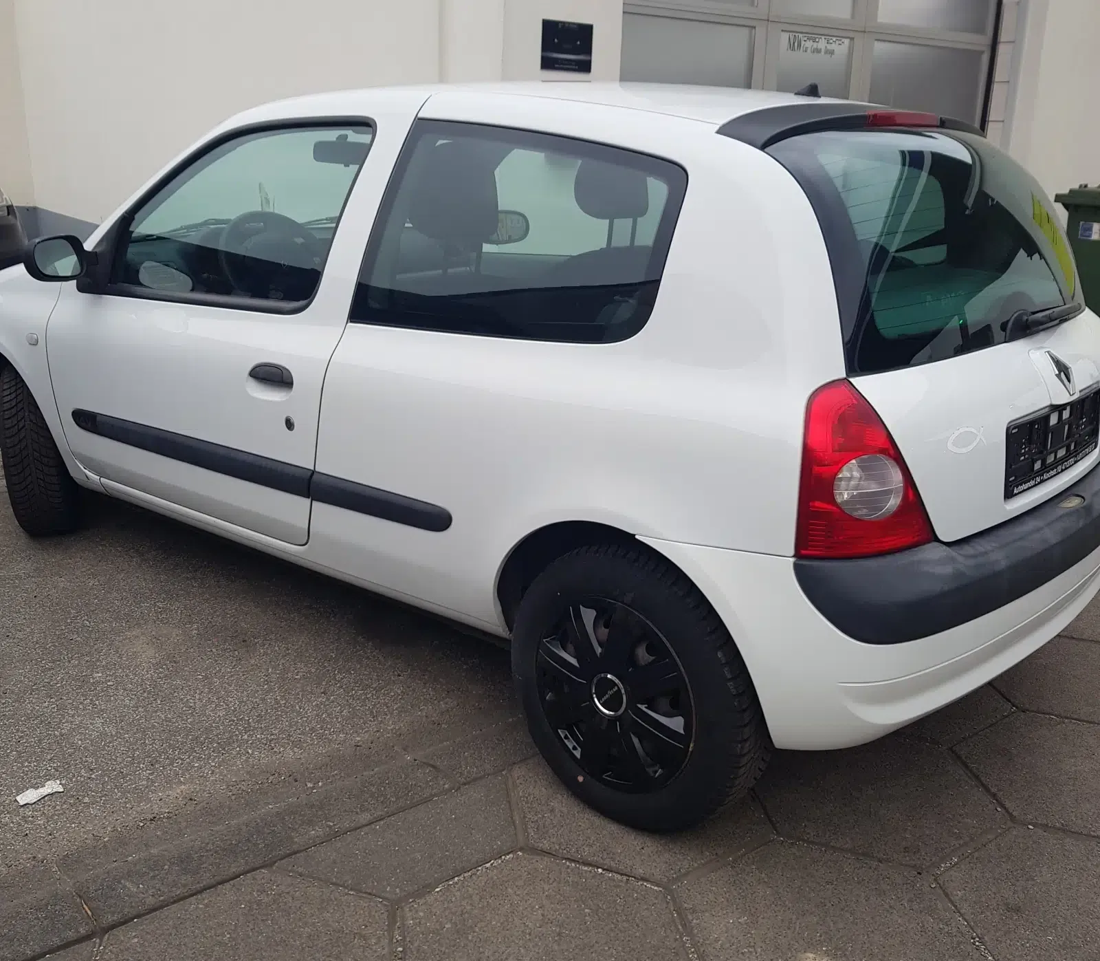 Renault Clio Baujahr 2003-3 Türer-Weiß-Fahrerseite-Reifen-Heck