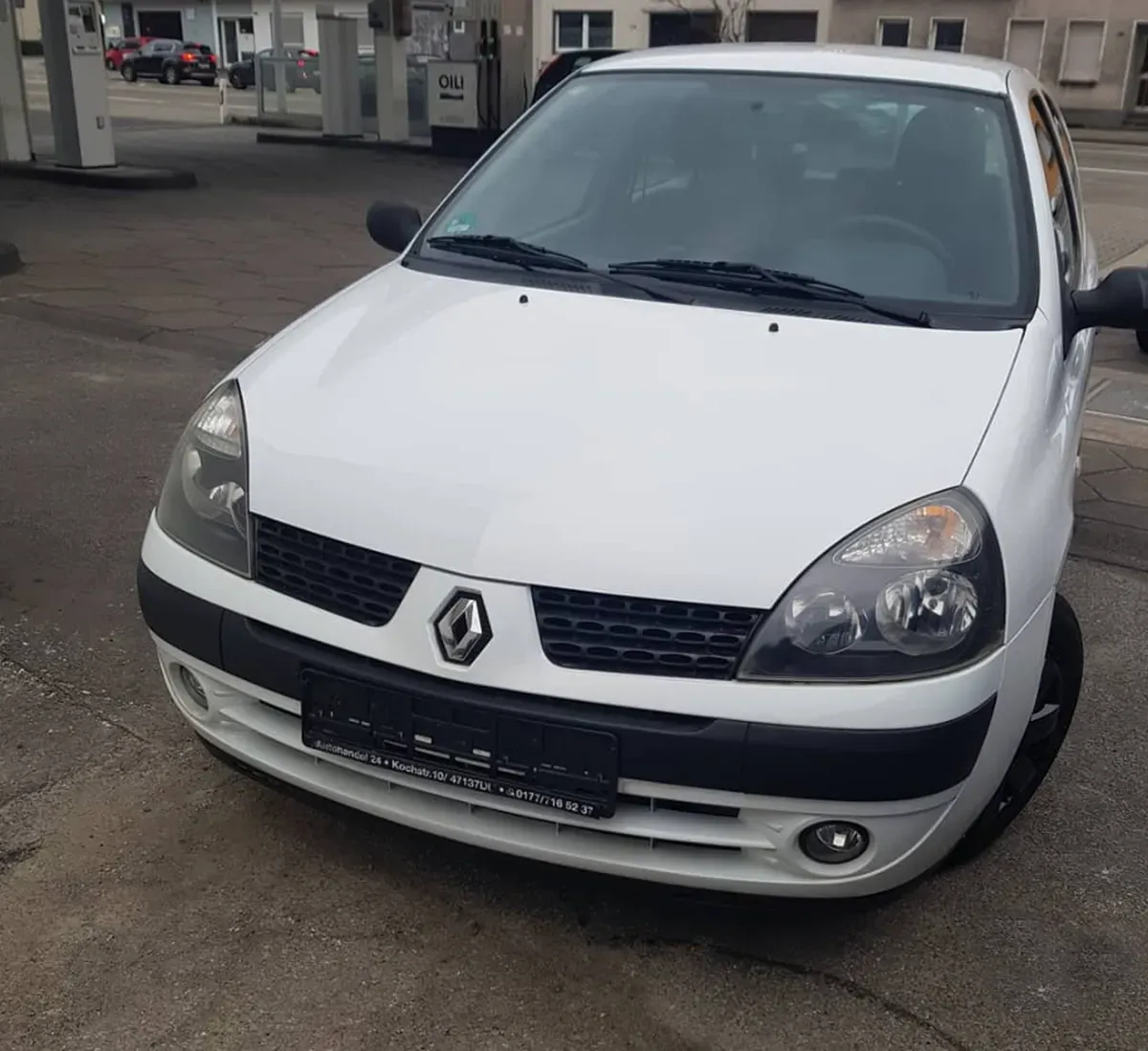 Renault Clio Weiß Front Scheinwerfer Nebellicht dahinter Tankstelle