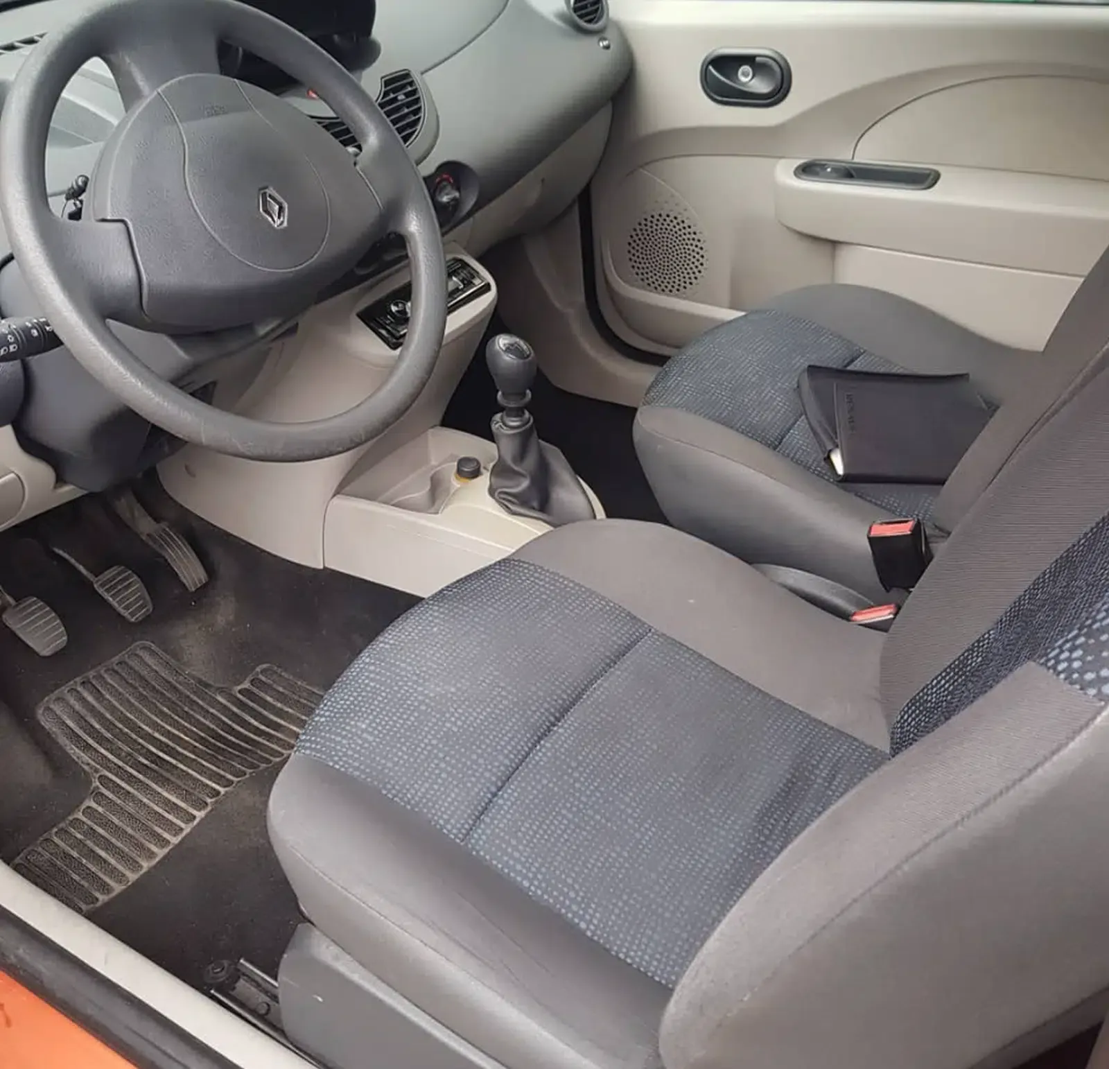 Renault Twingo Baujahr 2009-Orange-Innenraum