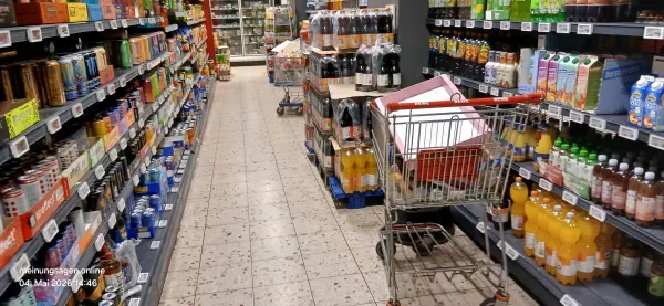 REWE Duisburg Einkaufswege sind voll mit Pappe und Gänge Ware