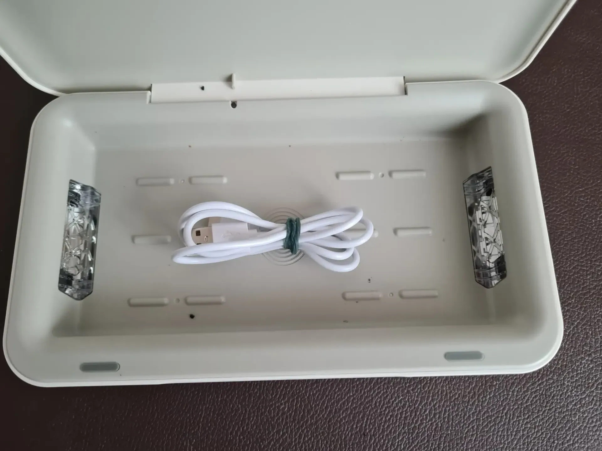 Samsung ITFIT UV-Desinfektionsbox mit induktiver Ladefunktion weiß-Innen