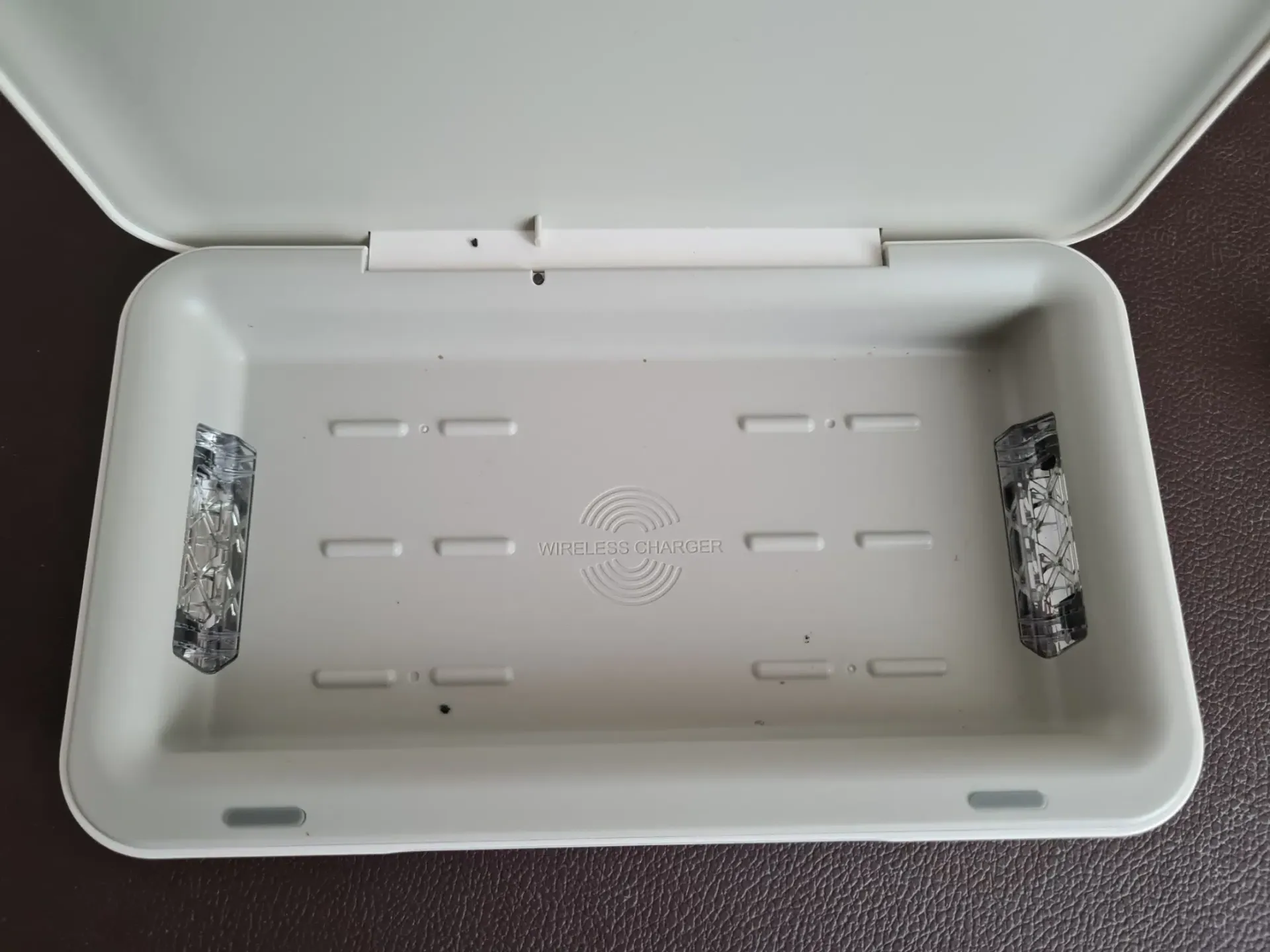 Samsung ITFIT UV-Desinfektionsbox mit induktiver Ladefunktion weiß-Innen-offen