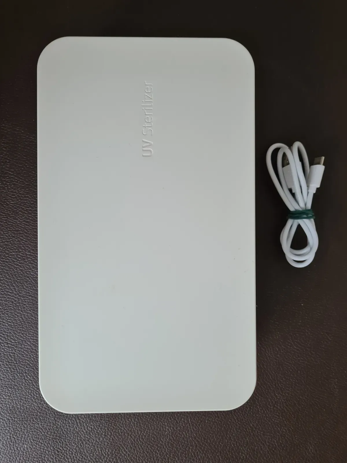 Samsung ITFIT UV-Desinfektionsbox Sanitizer Vorderseite und USB Kabel