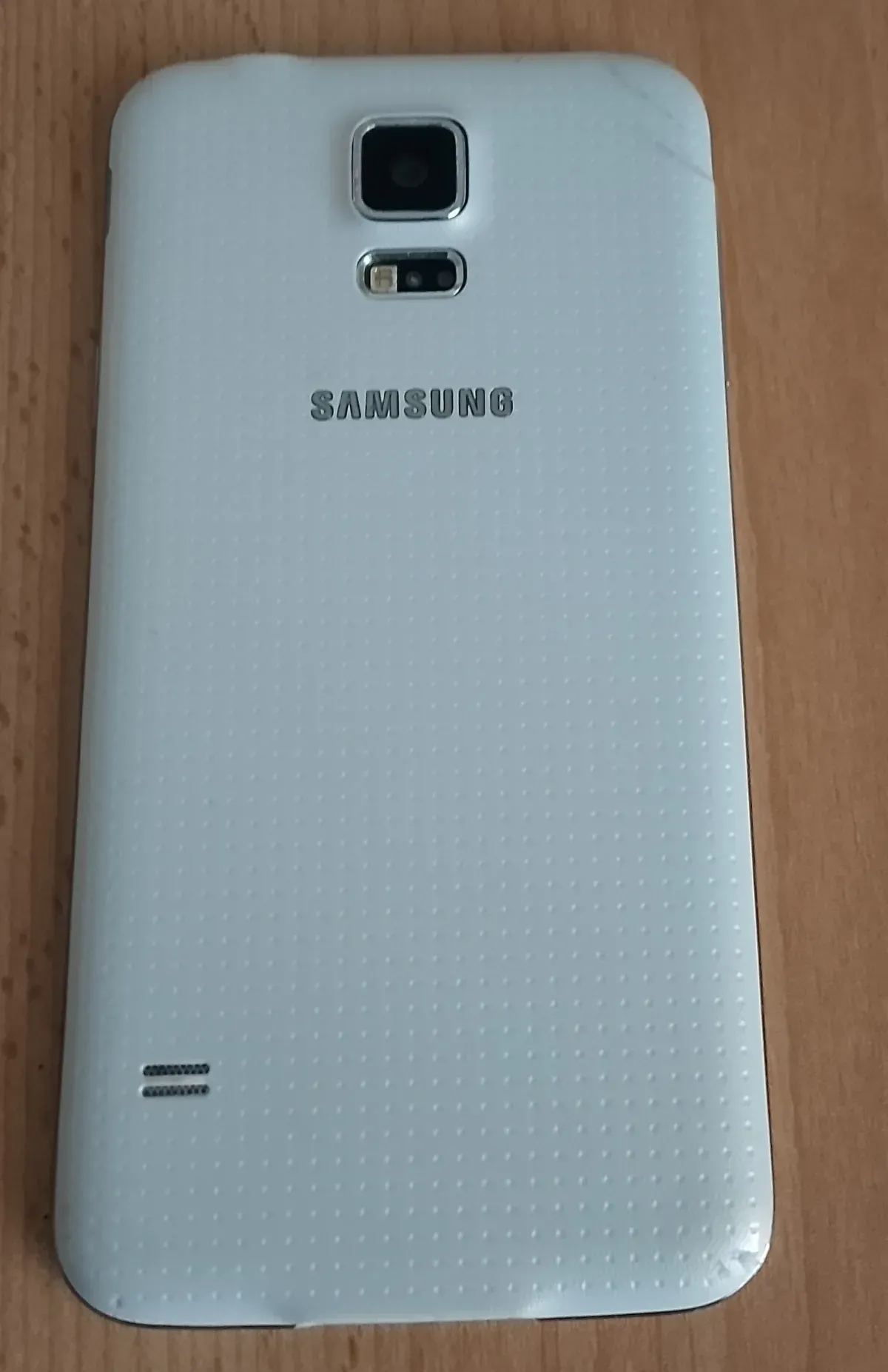Samsung Galaxy S5 Rückseite ist Weiß vom Handy.